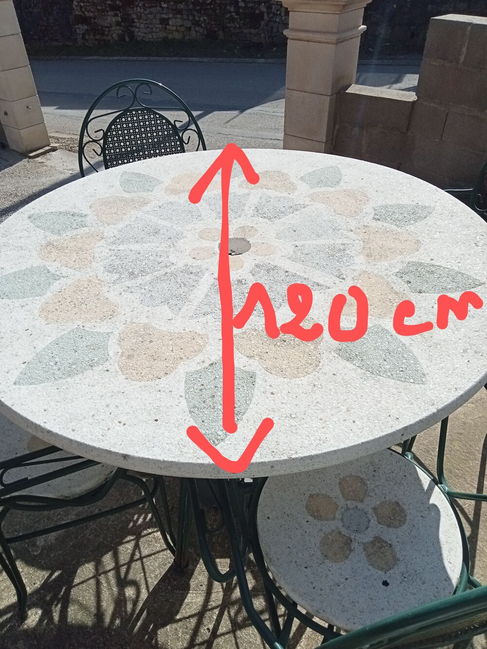 Table pierre et quatres chaises Meubles