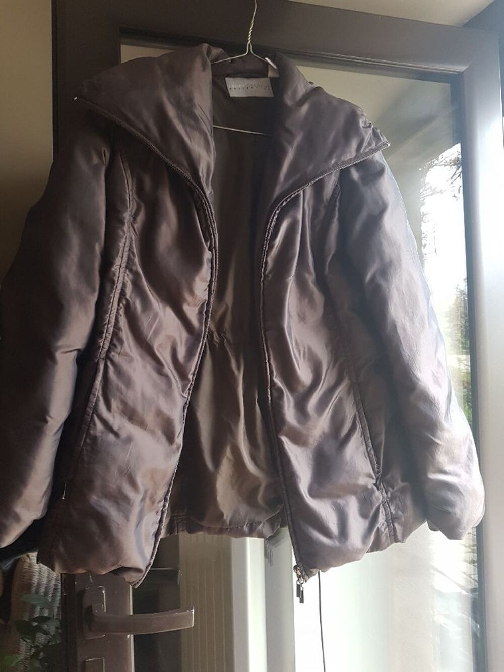 Veste/Doudoune marron matelass&eacute; serr&eacute;e &agrave; la ceinture Vtements