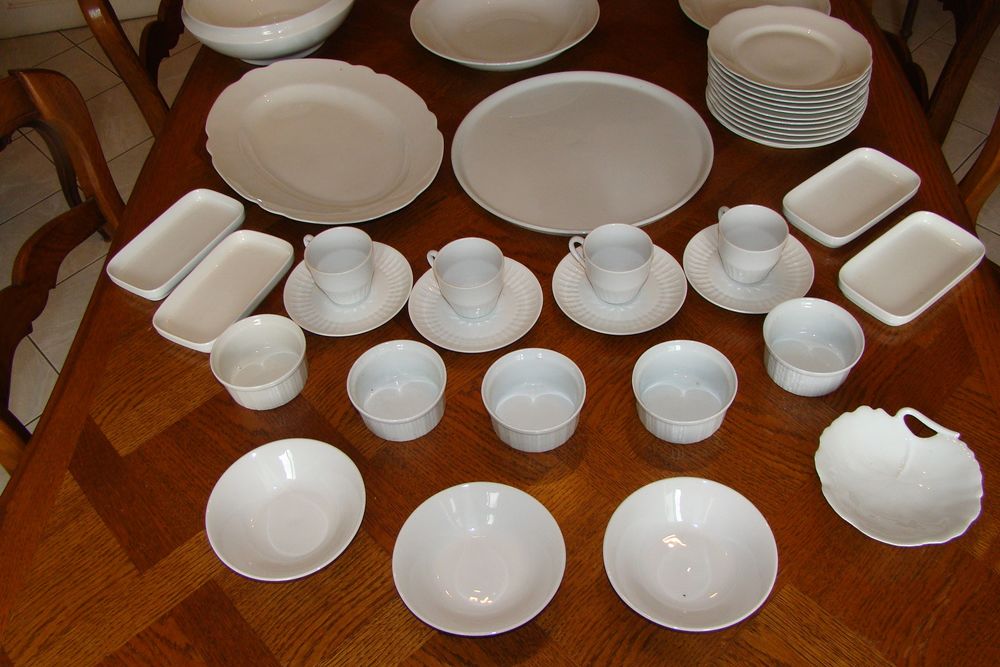Ancien service de table en porcelaine 60 pi&egrave;ces ann&eacute;e 1972 Décoration