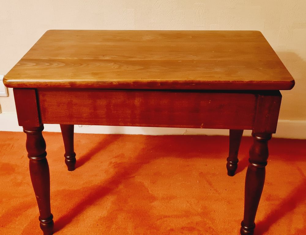PETITE TABLE BASSE EN MERISIER
Meubles