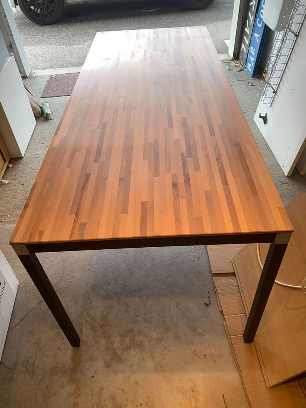 Plusieurs tables de conf&eacute;rence et chaises cuisine
Meubles