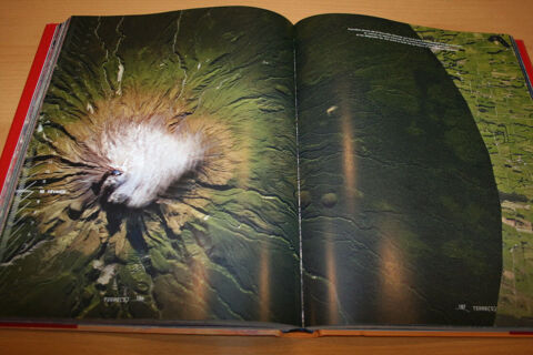 TERRE(S), le livre vnement de Thomas Pesquet. 10 Besn (44)