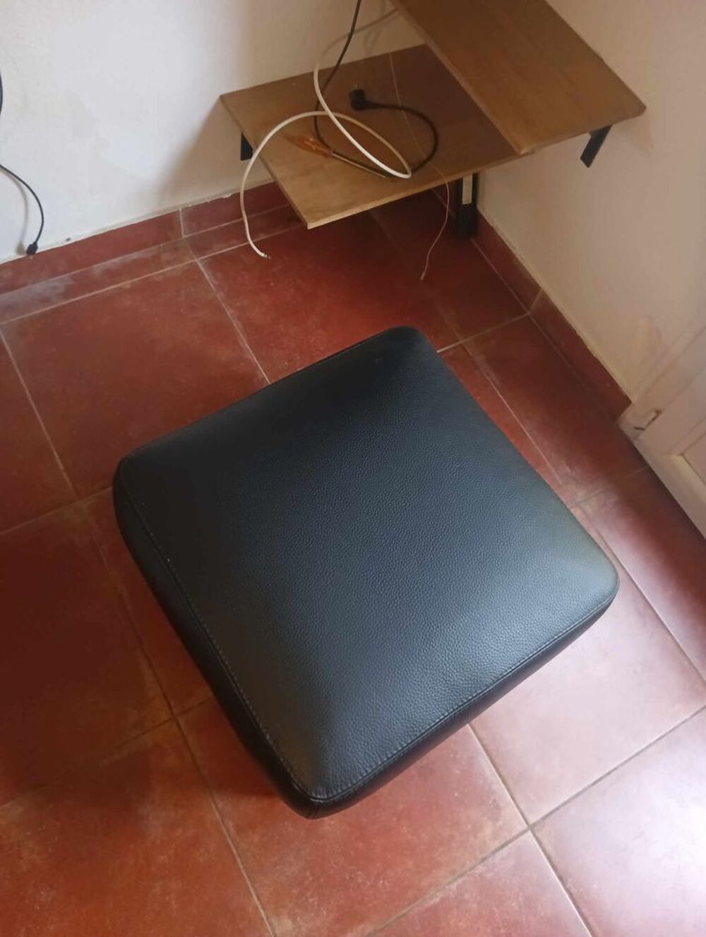 Canap&eacute; en cuir + pouf et fauteuil - noir - Tr&egrave;s bon &eacute;tat Meubles