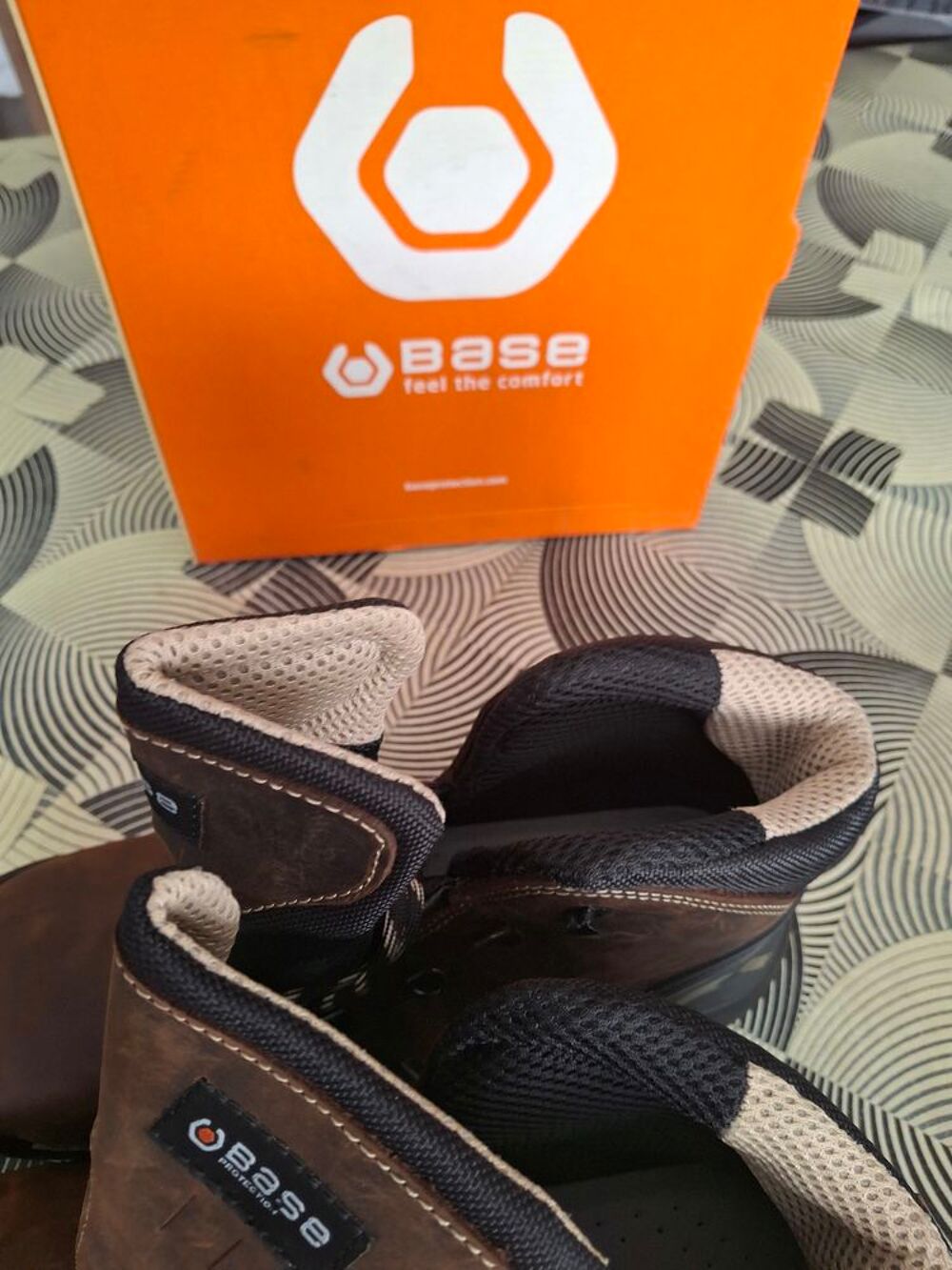 je une paire de chaussures de s&eacute;curit&eacute; Chaussures