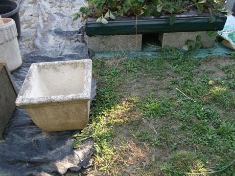 Jardinire en pierre.
20 Martres-de-Rivire (31)