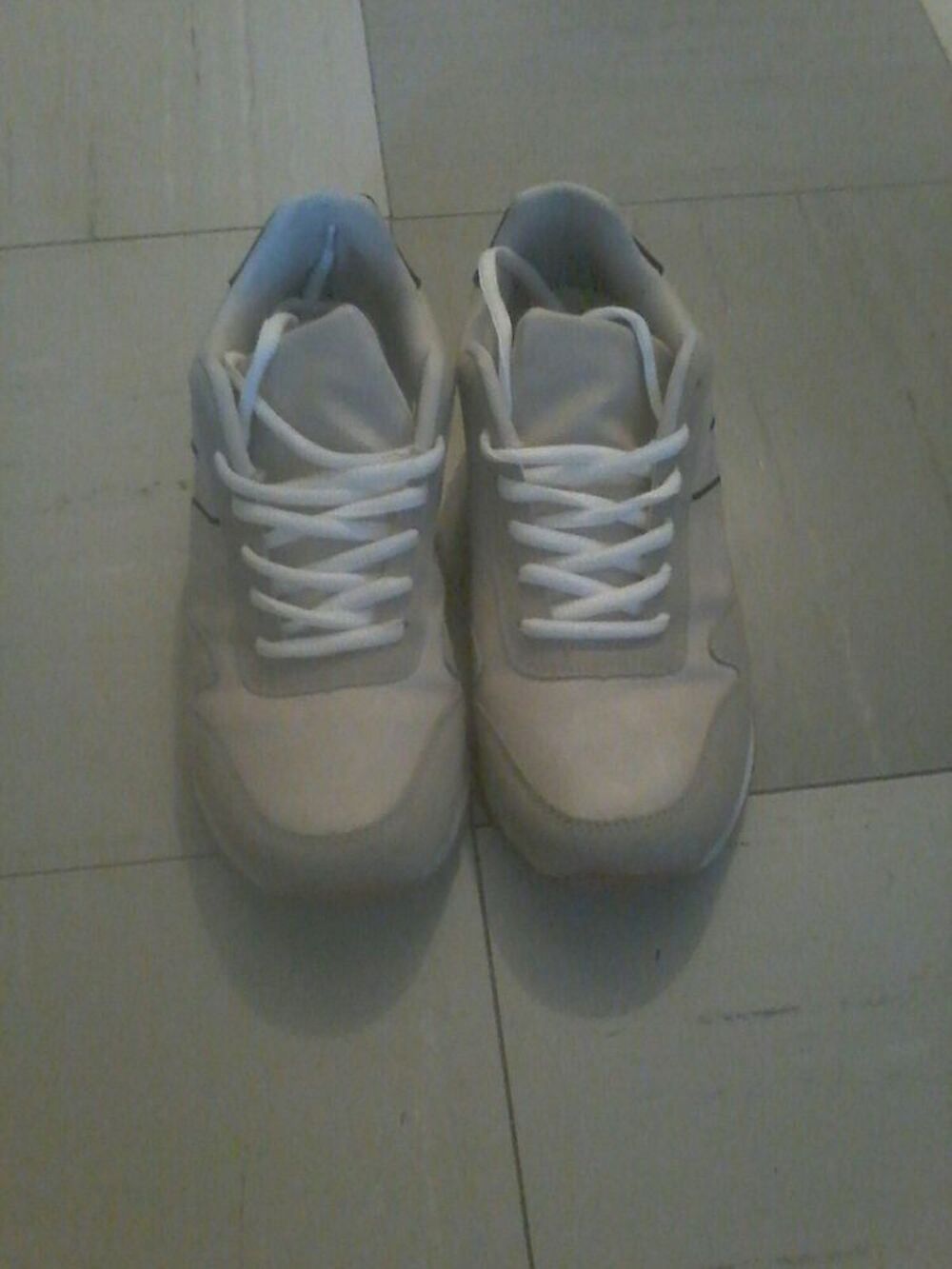 Basket de marche neuve dans emballages Chaussures