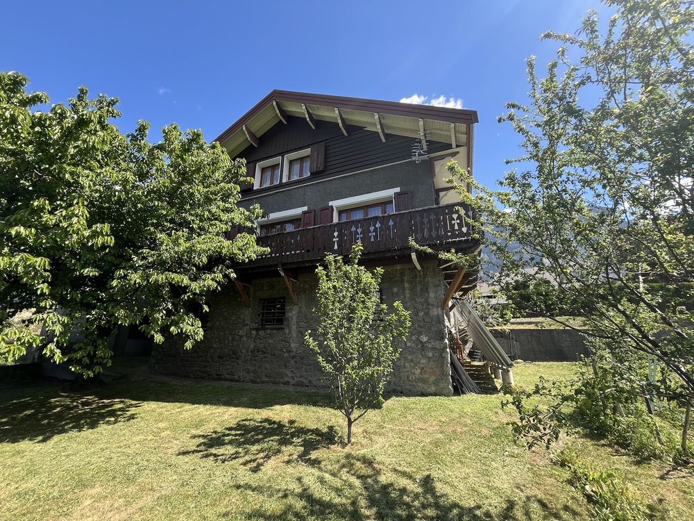 Vente Maison SAINT JULIEN MONTDENIS Belle maison spacieuse, lumineuse et très ensoleillée, offrant une superbe vue sur les massifs environnants Elle dispose d'une superficie au sol de 146 m2 complétée par un sous-sol de 70 m2 Entièrement rénovée en 2021, elle est situ Saint-julien-mont-denis