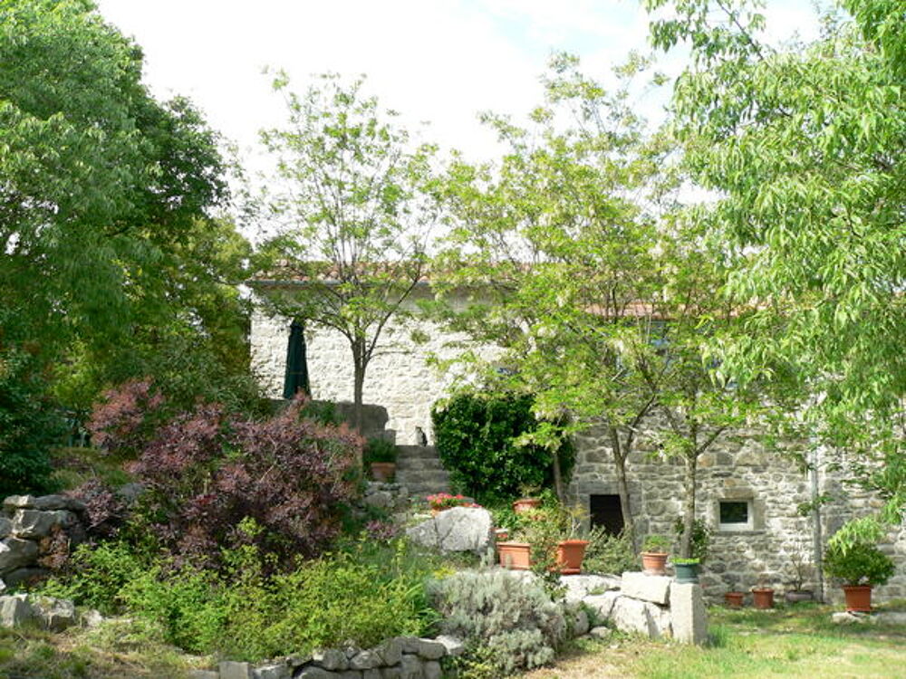   Maison en pierres, en pleine nature, avec piscine privée     Rhône-Alpes, Labeaume (07120)