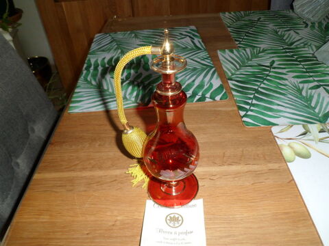 flacon à parfum
verre soufflé ciselé et décoré à l'or 12 car 28 Saint-Chéron (91)