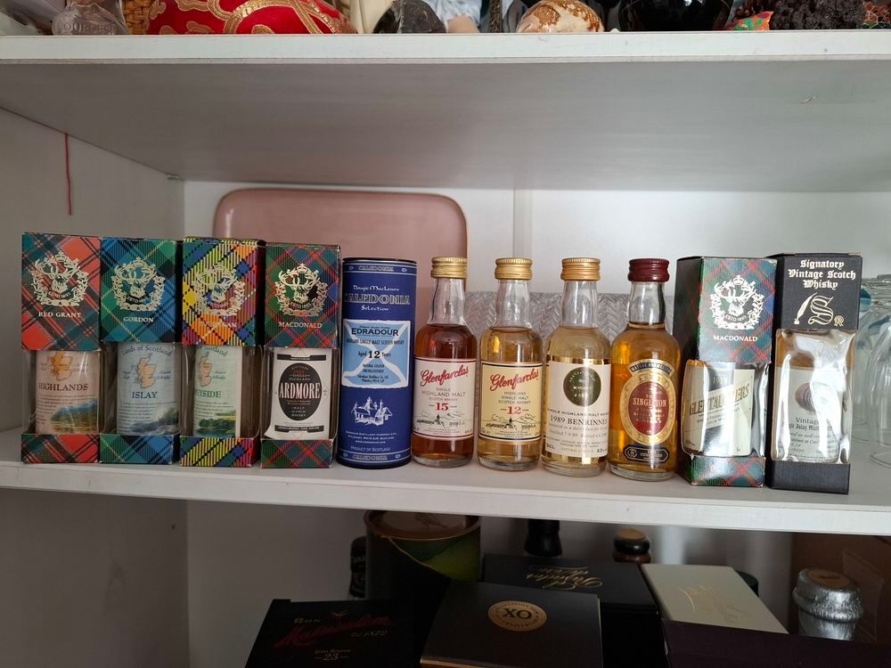 Une 60 taine Mignonnettes whisky pleine 