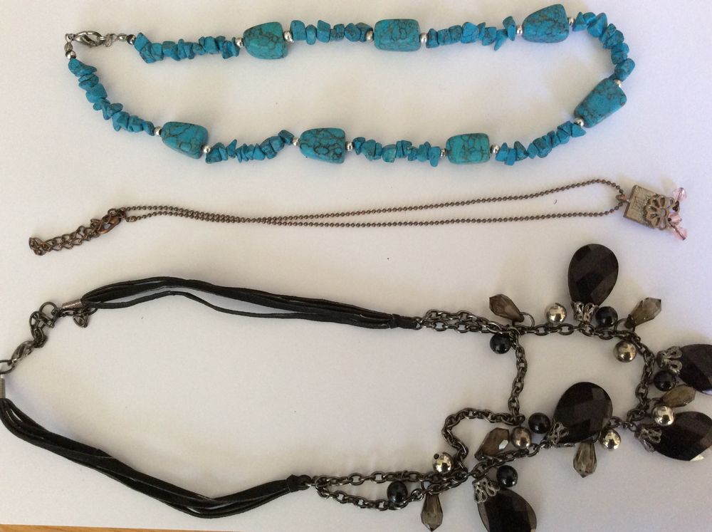 Bijoux fantaisie 3 colliers pierres, m&eacute;tal, verre
Bijoux et montres