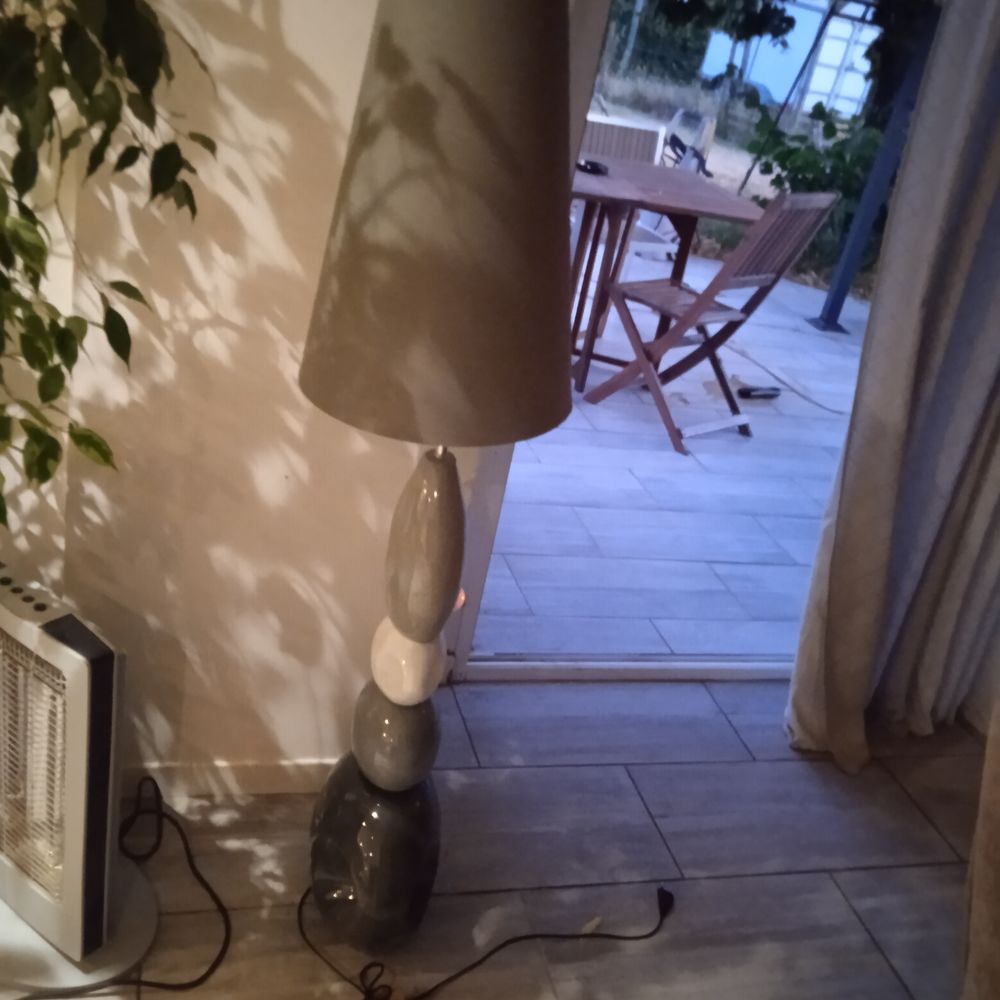 Lampe galet &agrave; poser hauteur 160 grise et blanche Décoration