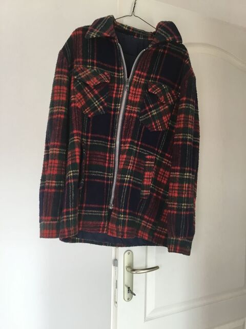 Veste chaude � carreaux bleu et rouge. 5 Saint-Alban (31)