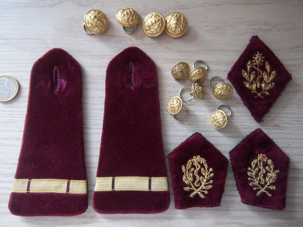 lot militaire boutons &eacute;paulettes insignes col sant&eacute; 