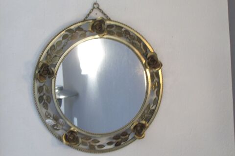 Miroir en m�tal dor� rond, couronne de roses 220 Paris 15 (75)