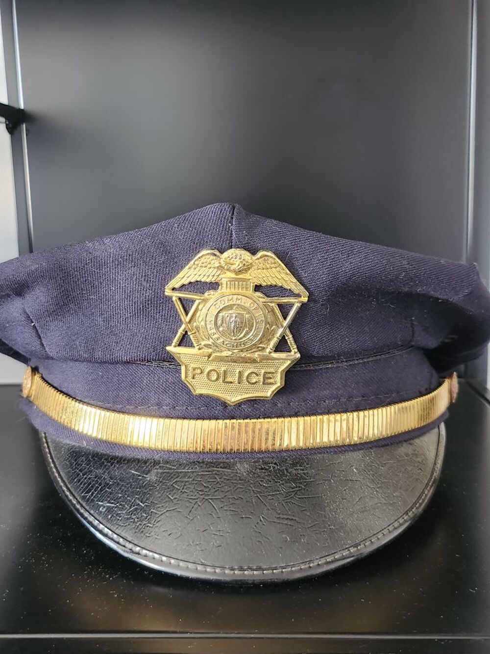 Casquette de police d&acute;Etat Massachusetts USA avec Badge 