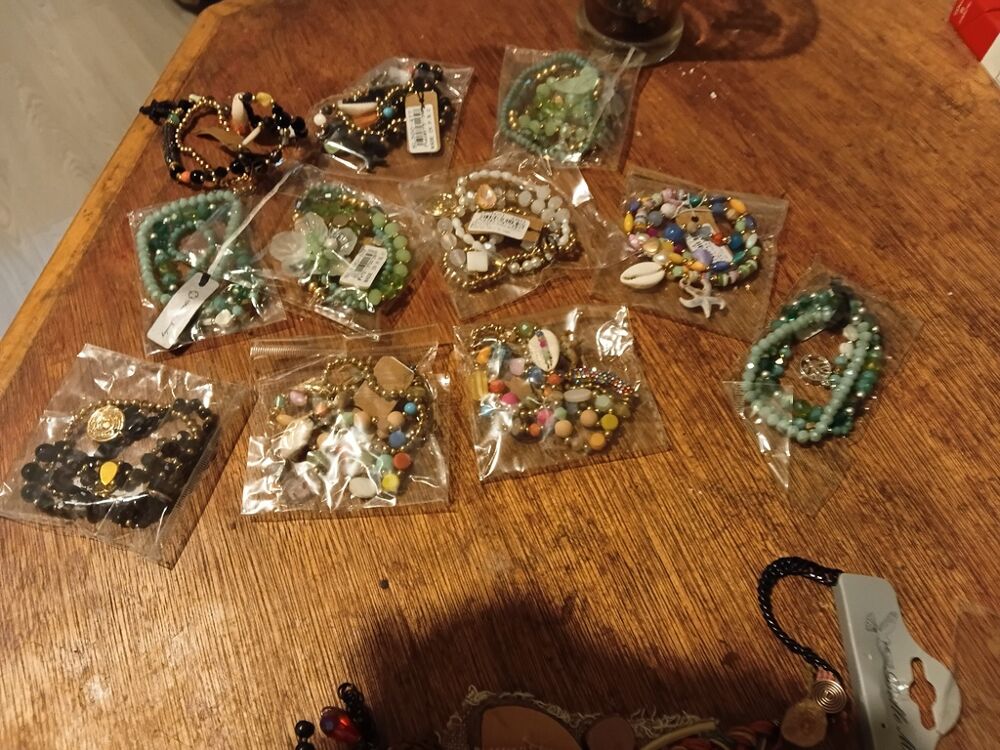 Lot de bracelets fantaisie multicolores Bijoux et montres