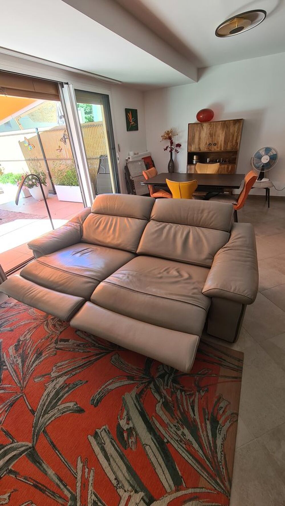 canap&eacute; &eacute;lectrique en cuir beige. Meubles
