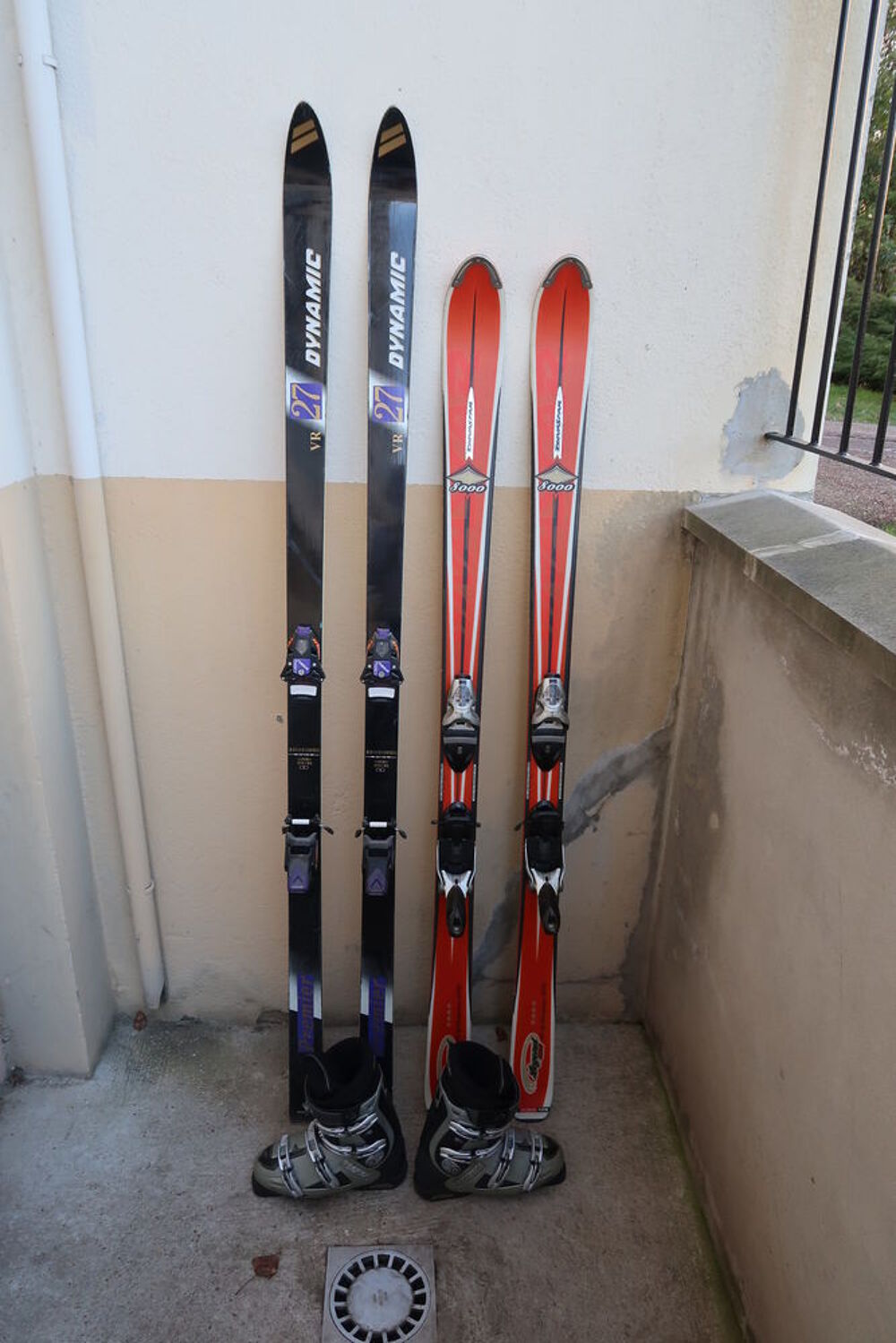 Skis+chaussures+ veste+pantalon +accessoires. Sports