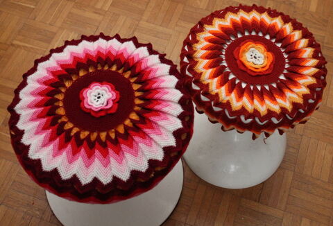 Housses de coussins tricot�s main vintage 70 fleurs pop 35 Issy-les-Moulineaux (92)