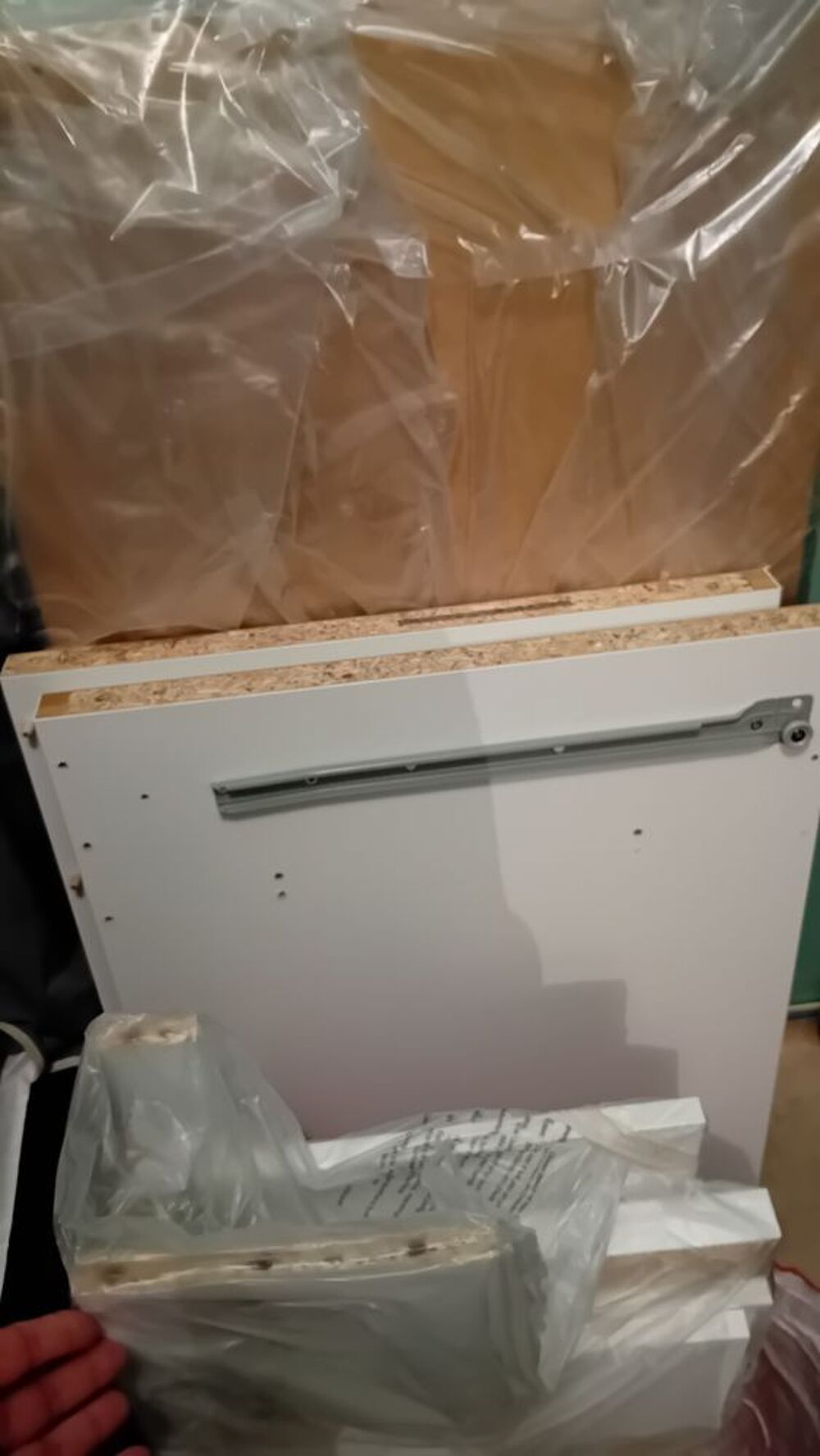 Bureau informatique 2 tiroirs et une porte c&ocirc;t&eacute; droit. Meubles