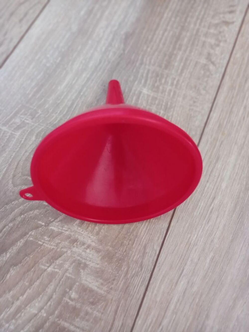 Entonnoir rouge 9 cm de diam&egrave;tre Cuisine