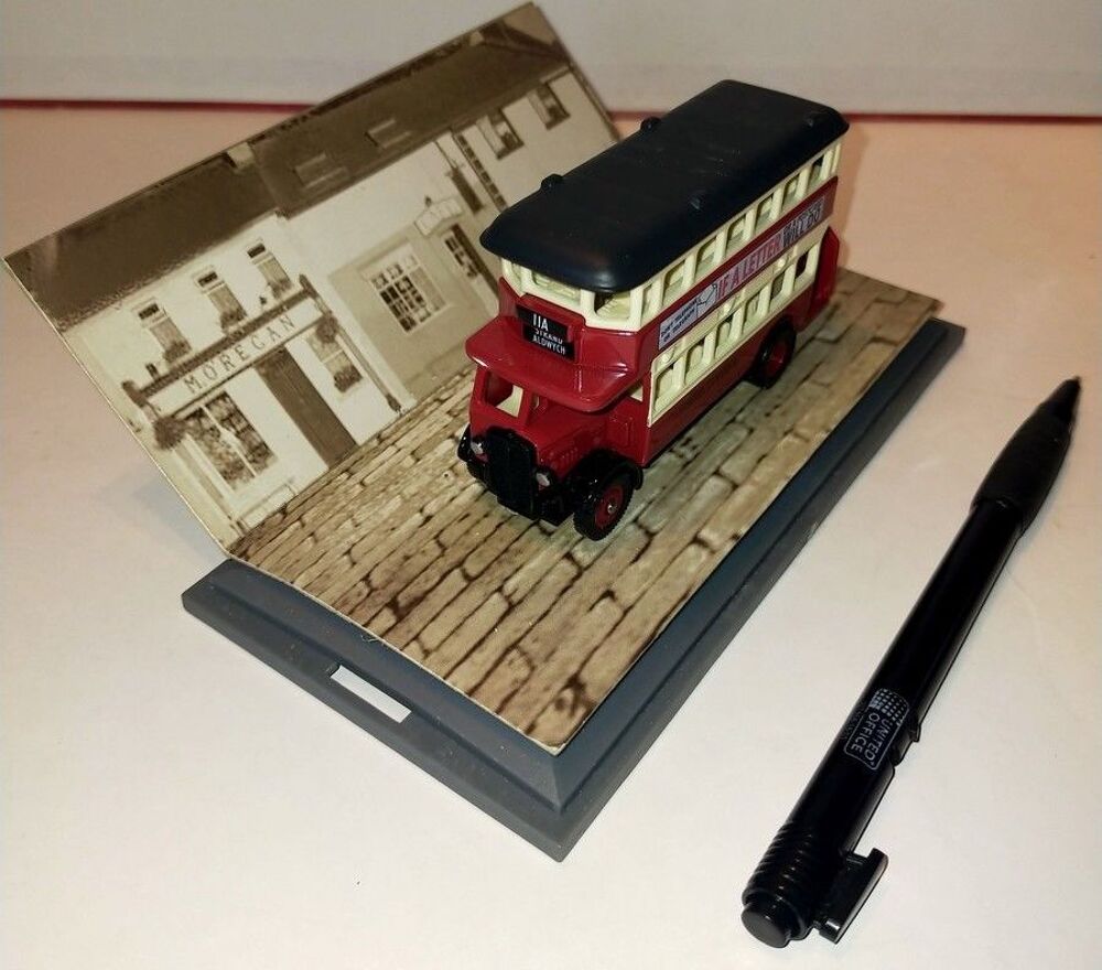 Bus miniature London transport sur socle vintage
Jeux / jouets