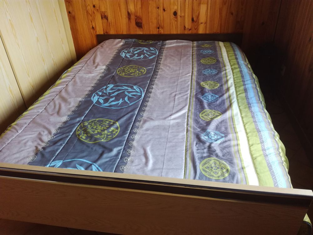 Chambre compl&egrave;te avec literie tr&egrave;s bon &eacute;tat 140
Meubles