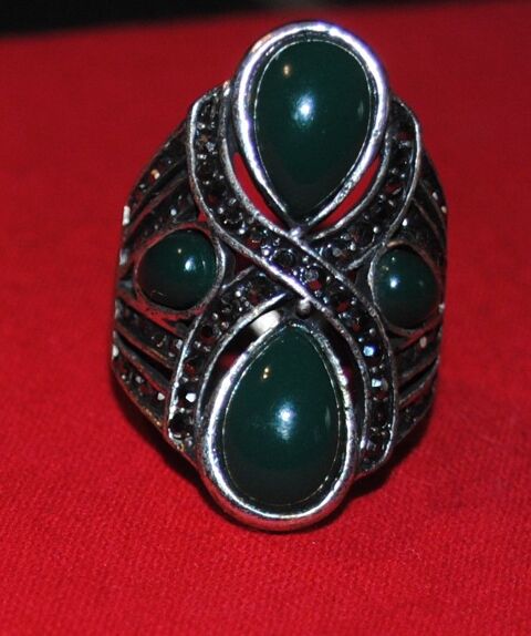 Bague Perles Vertes Tr�s Originale ? Barcelone
10 Saint-Pierre-de-B�uf (42)
