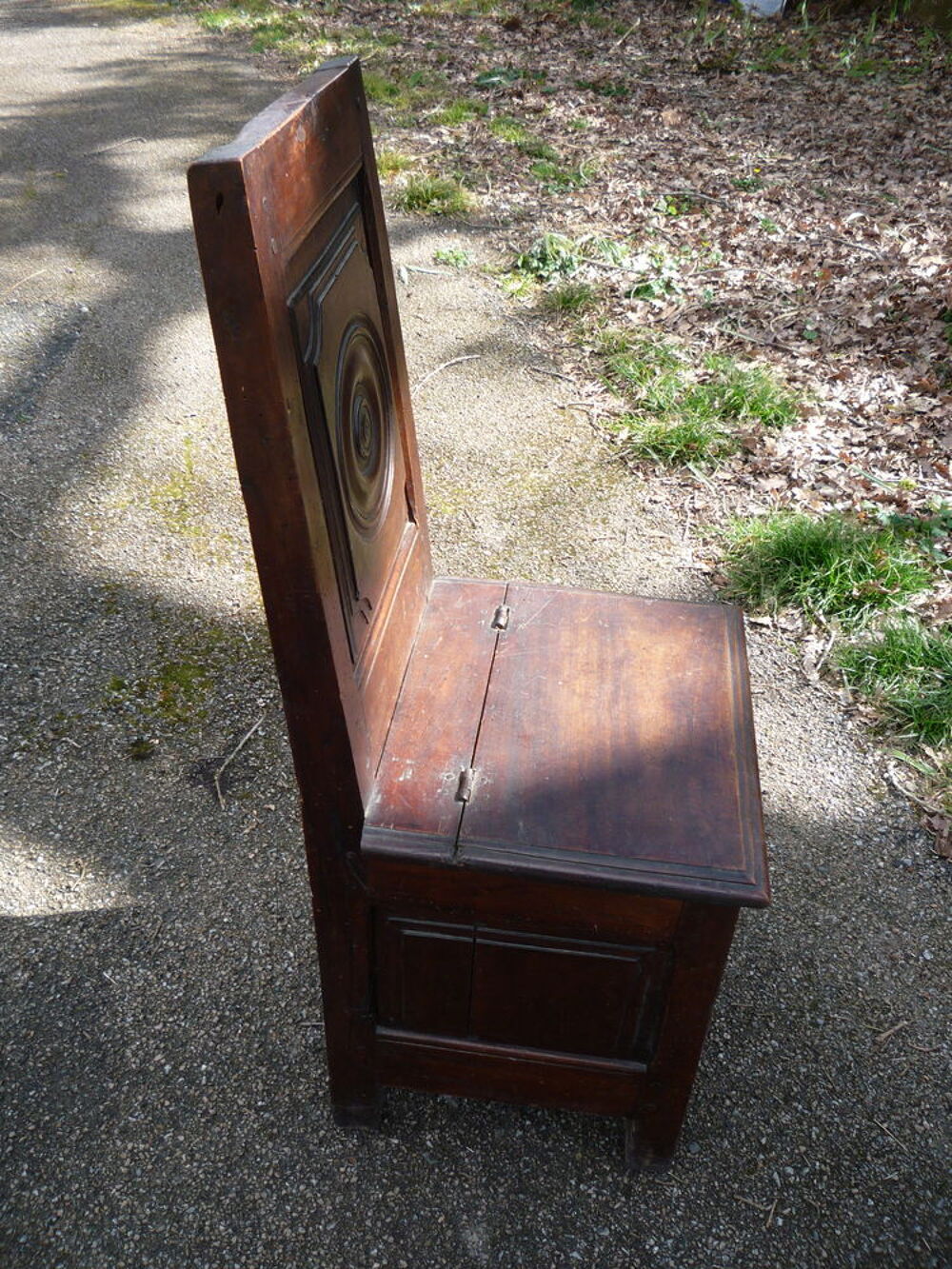 Chaise coffre dite &agrave; sel / XVII s
Meubles