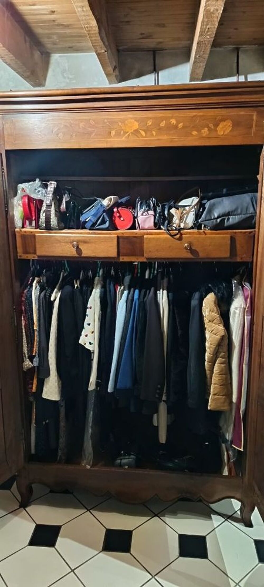 Armoire r&eacute;gency noyer massif Meubles