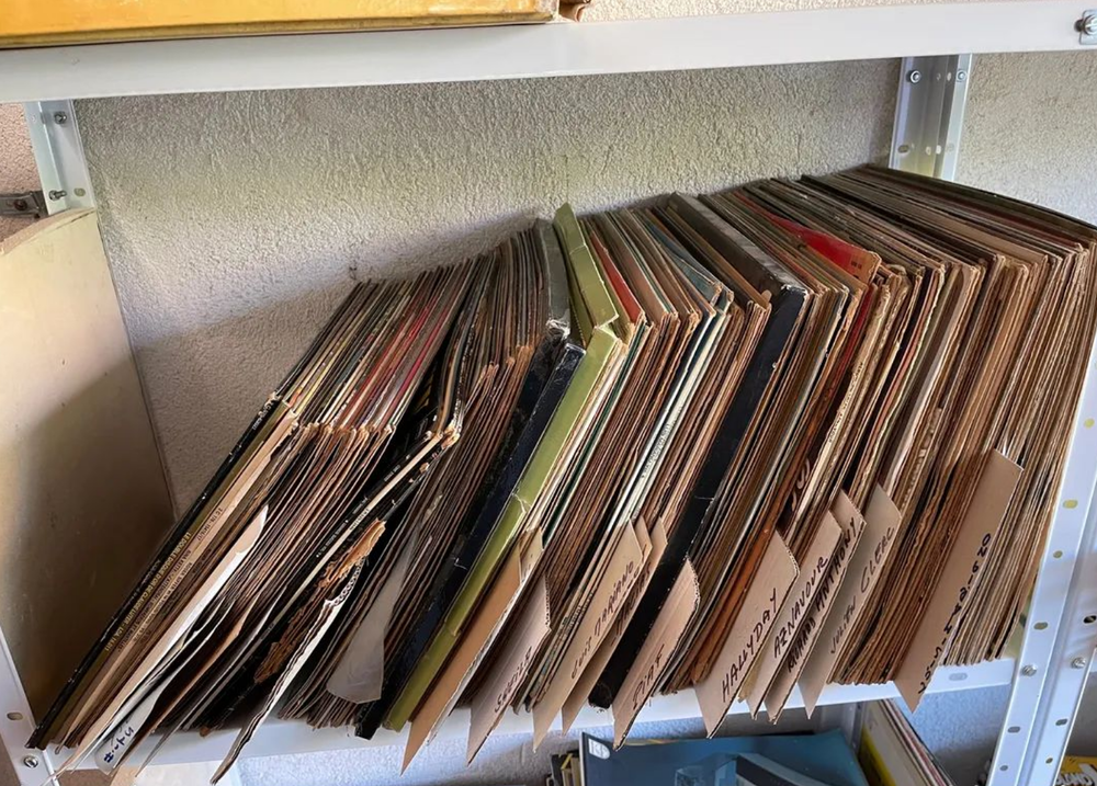 de plus 4000 disques vinyl 33 45 78 tours ann&eacute;e 40, 50 CD et vinyles