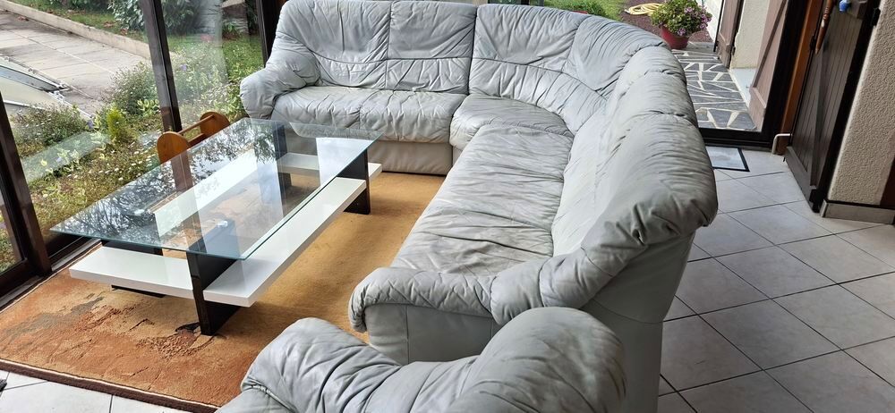 canap&eacute; angle 7 personnes +un fauteuil + une table basse Meubles