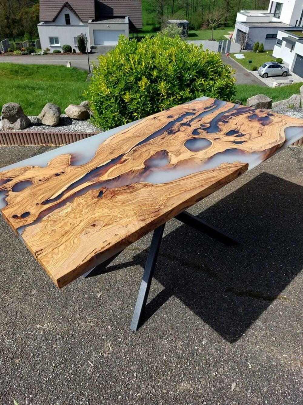 Table neuve sur mesure en bois noble et r&eacute;sine &eacute;poxy Meubles