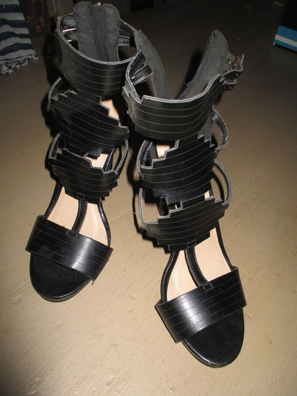 SANDALES FEMME TALONS HAUTS
COLORIS NOIR
Pointure 36,5/37 Chaussures