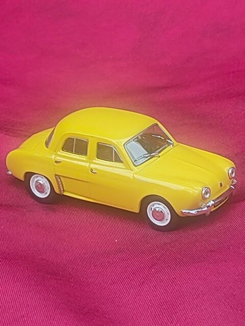 Voiture miniature Renault dauphine  15 Avermes (03)