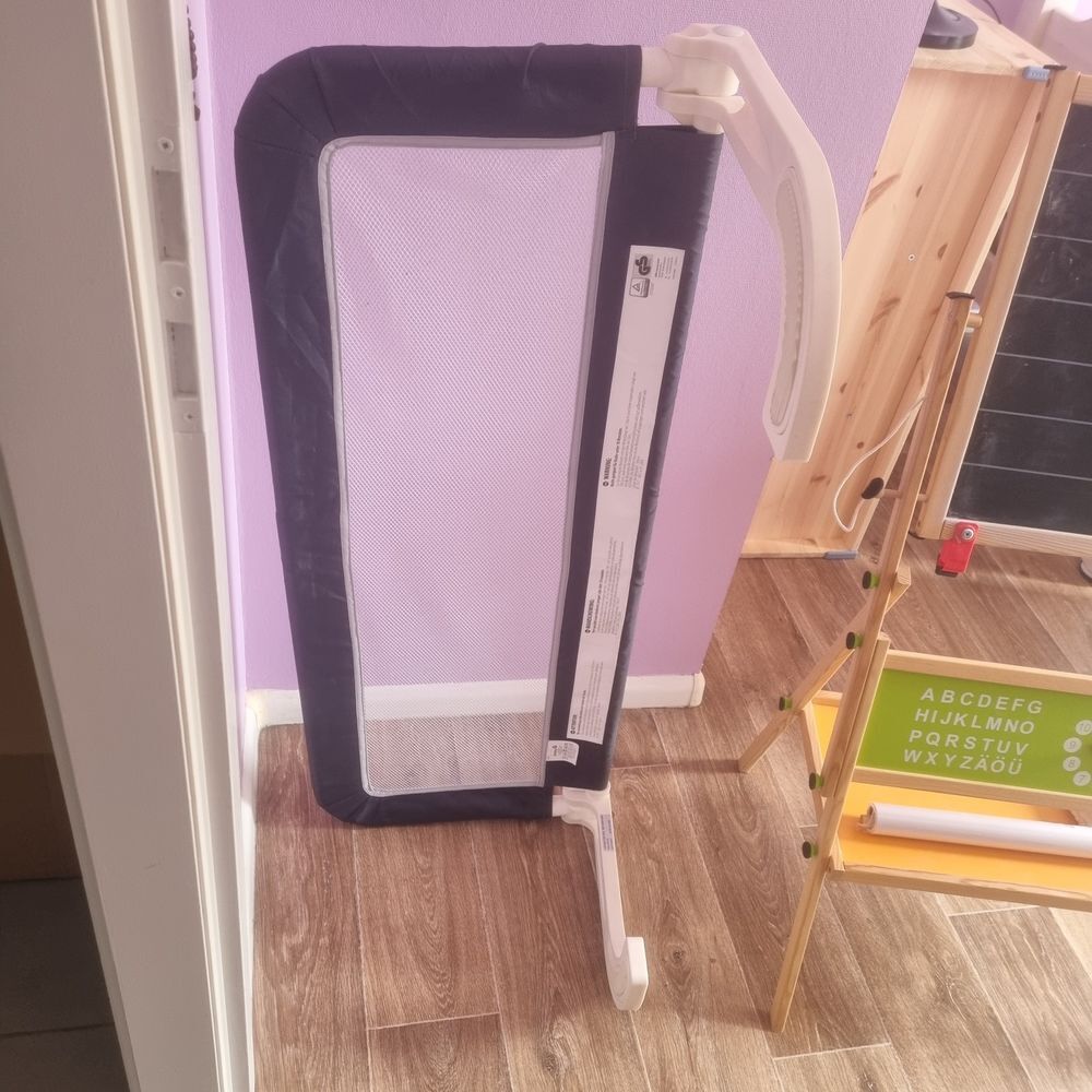 Je une barri&egrave;re de s&eacute;curit&eacute; pour lit enfant. Mobilier enfants