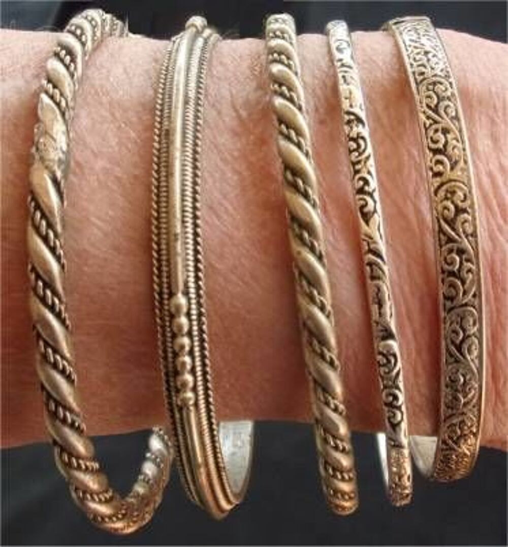 lot de 5 bracelets m&eacute;tal argent&eacute; et cisel&eacute; 
Bijoux et montres