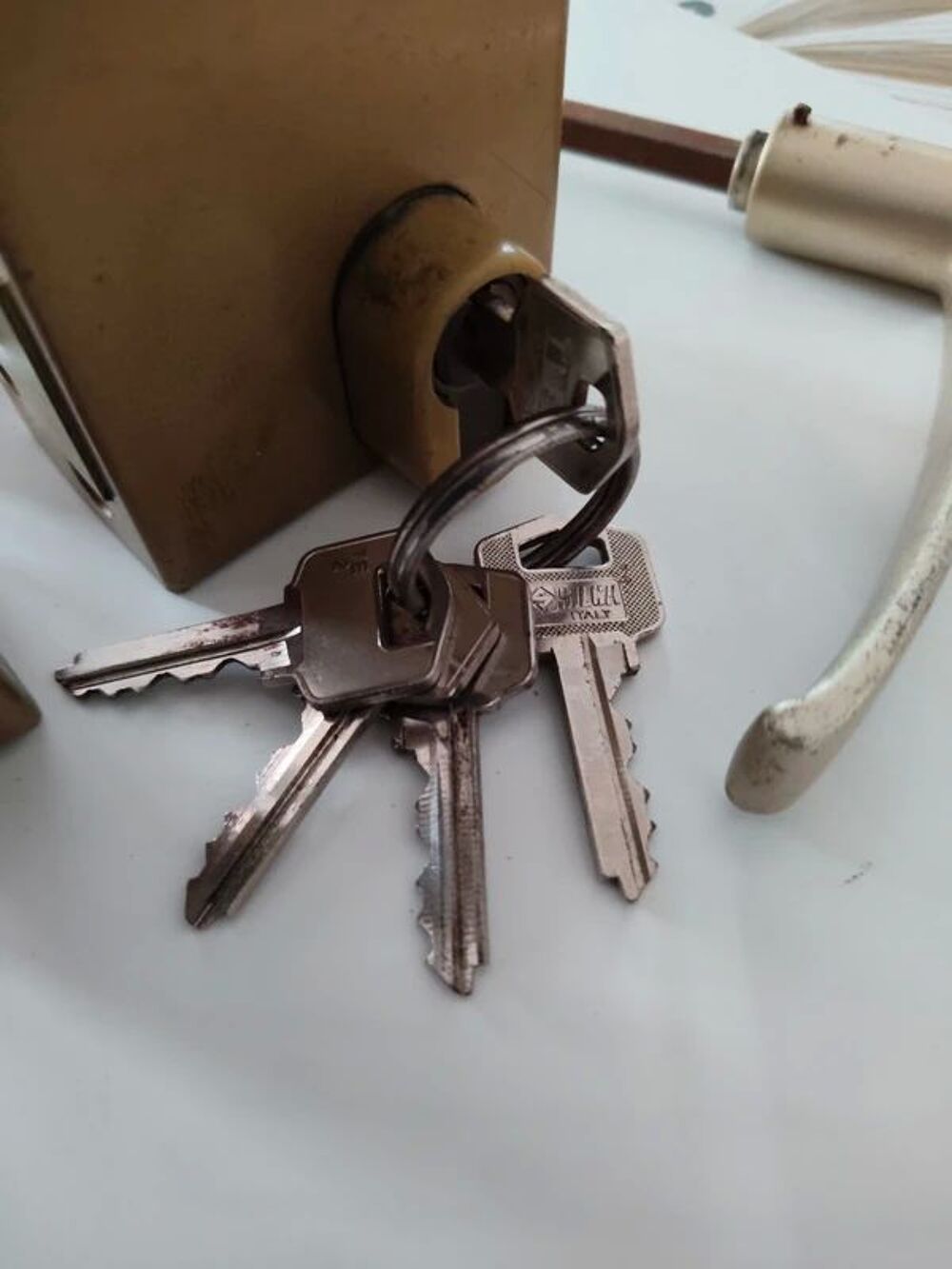 Serrure avec 5 cl&eacute;s + poign&eacute;es Bricolage