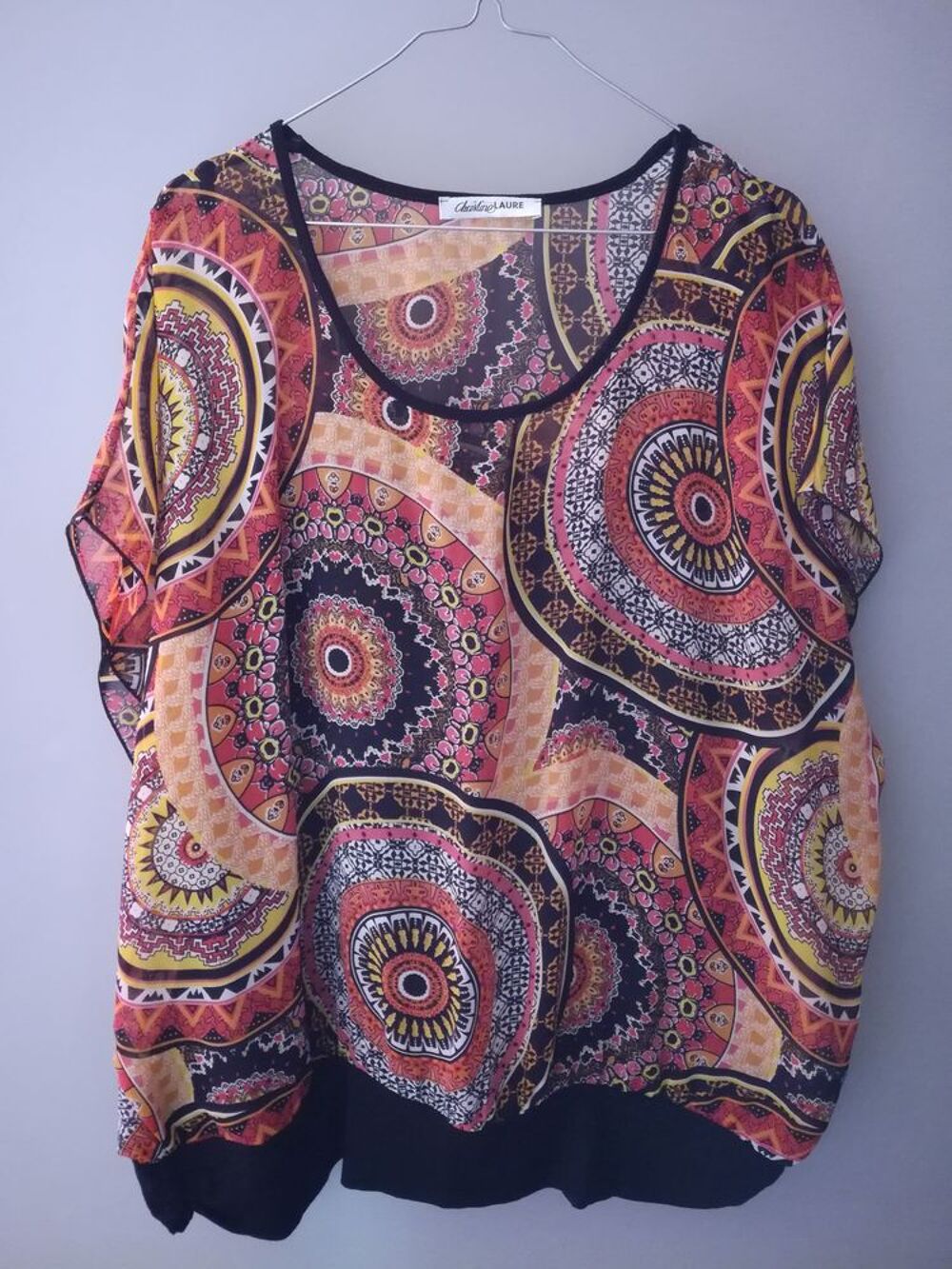 JOLIE CHEMISE COLOREE
T5 Vêtements
