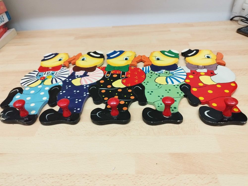 Porte manteau vintage Petits Canards 
Dimension 45 cm x 25,5 cm 
2 fixation
5 crochets Mobilier enfants