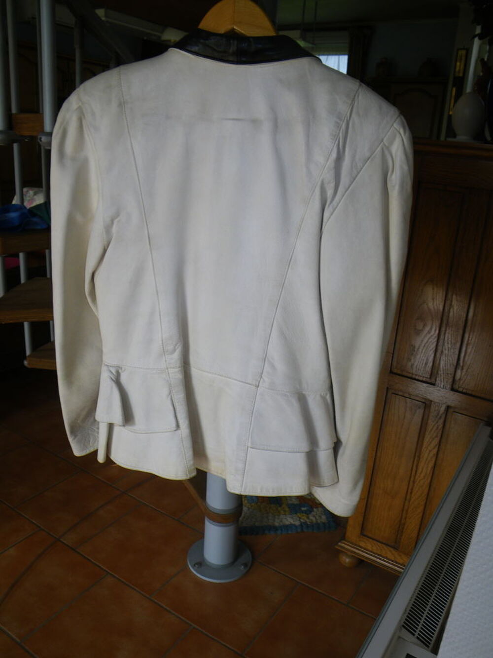 Veste en cuir Blanc Col Noir et Jupe Vêtements