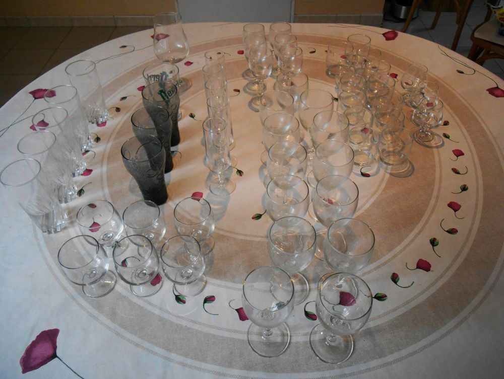 Lot de 56 Verres Diff&eacute;rents
Décoration