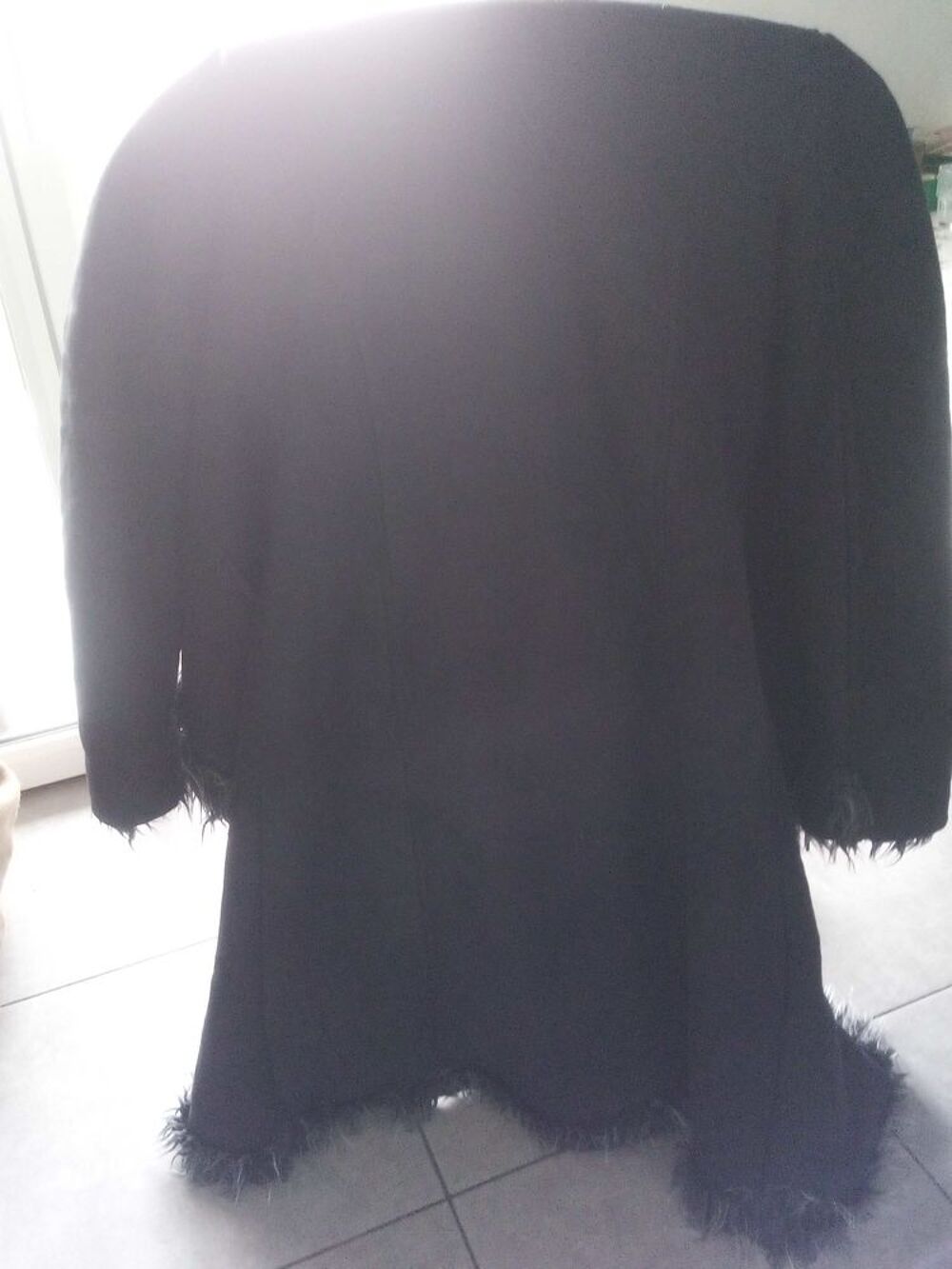 blouson de couleur noir avec fourrure &agrave; l int&eacute;rieur de couleur noir est gris Vêtements