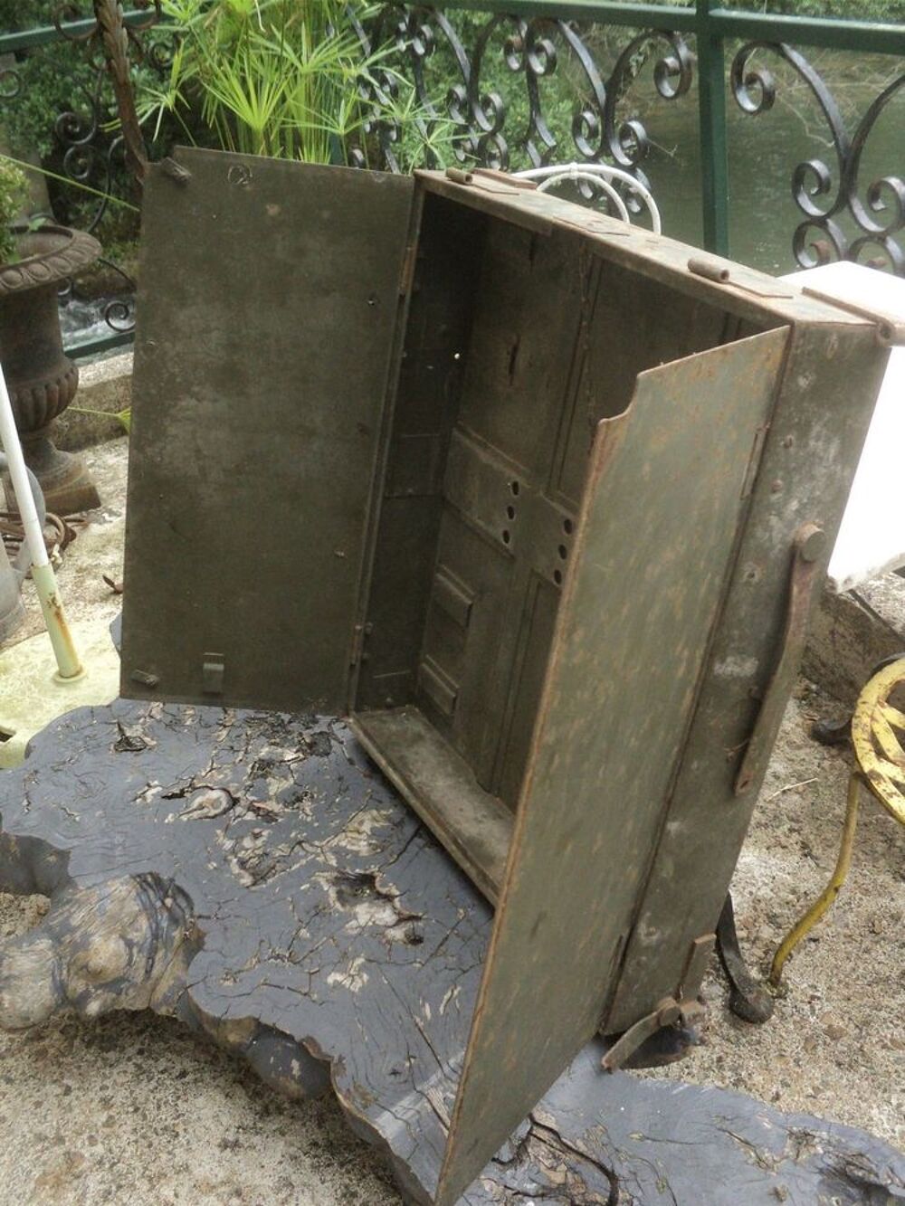 Ancienne Armoire &agrave; Outils M&eacute;tal Kaki V&eacute;hicule Militaire. Meubles