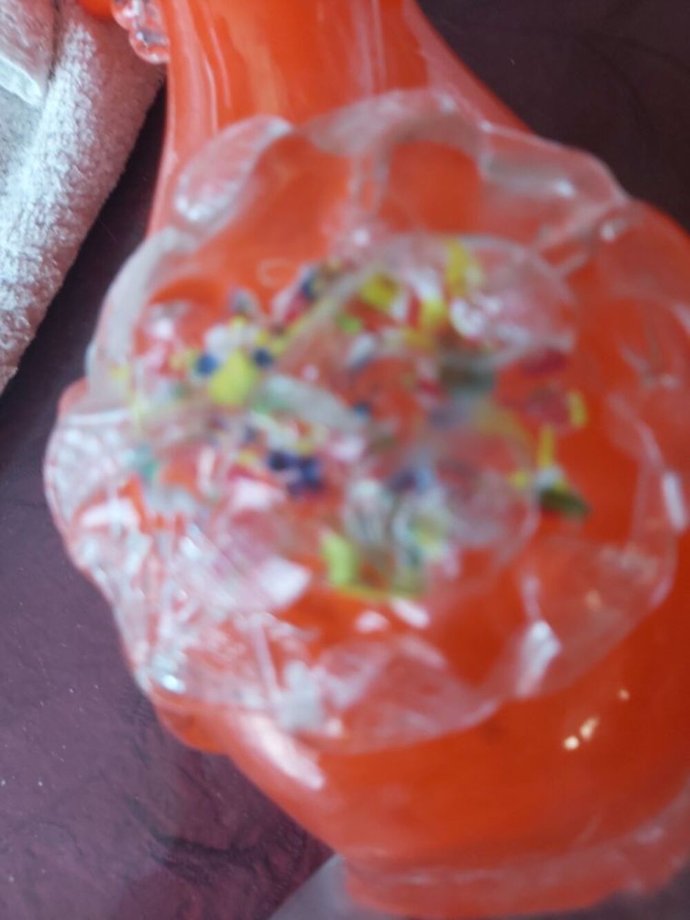 tr&egrave;s beau vase avec d&eacute;coration avec des fleurs sculpt&eacute;es Décoration
