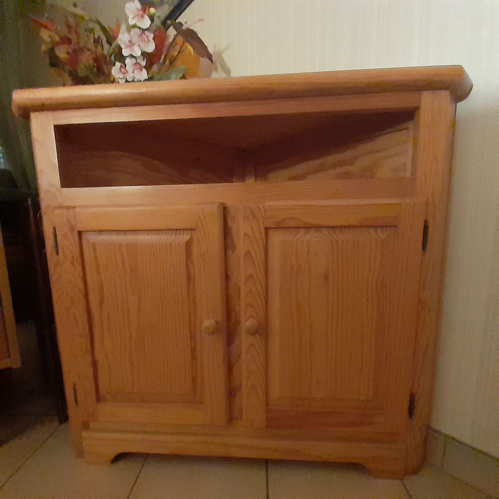 un meuble d'angle en pin clair Meubles