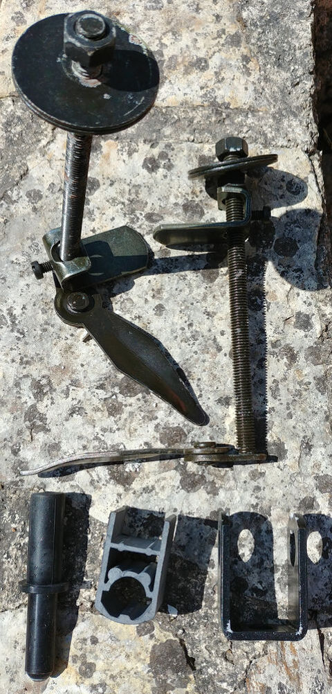 Ferrures de volets, gonds, arr�ts de battant , noirs
10 Valbonne (06)