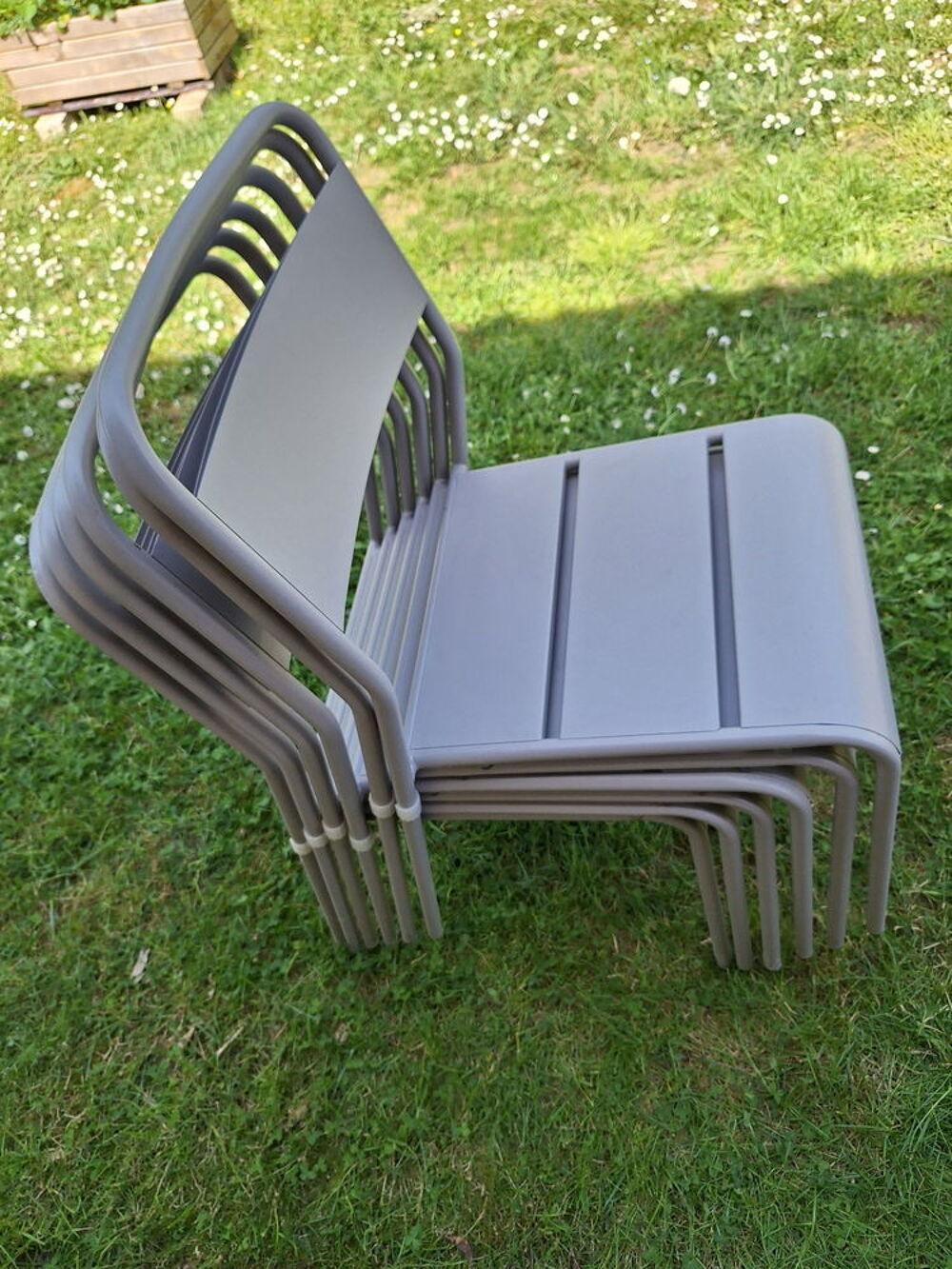 6 chaises en m&eacute;tal neuves Meubles