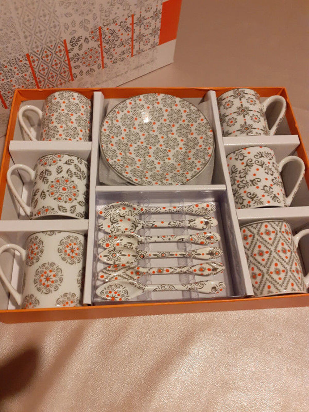 Service &agrave; caf&eacute; d&eacute;cor&eacute; en porcelaine. Cuisine